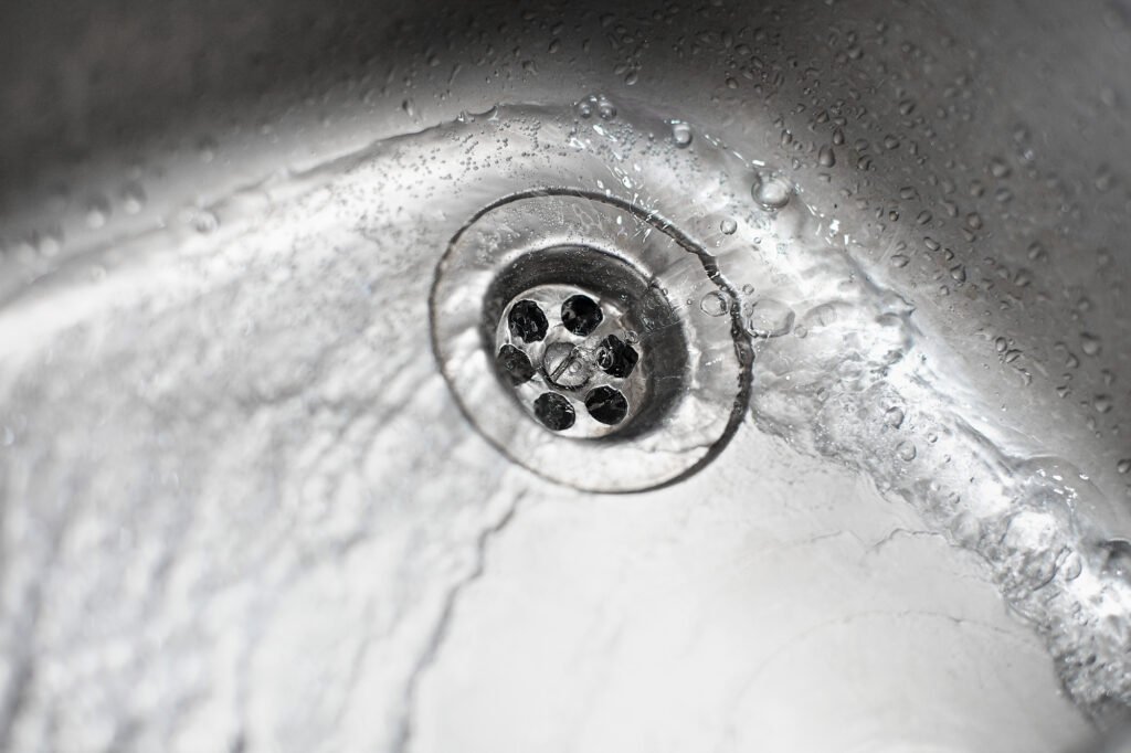 Desagüe de fregadero revisado por fuga de agua