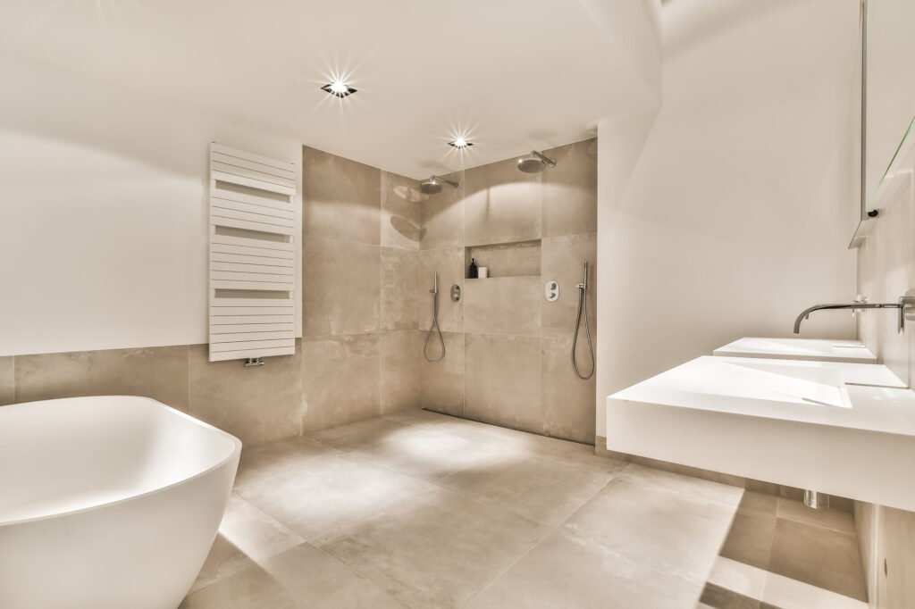 Baño reformado con bañera y ducha en Picassent